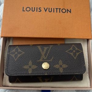 AUTHENTIC. Louis Vuitton key holder. NWT
